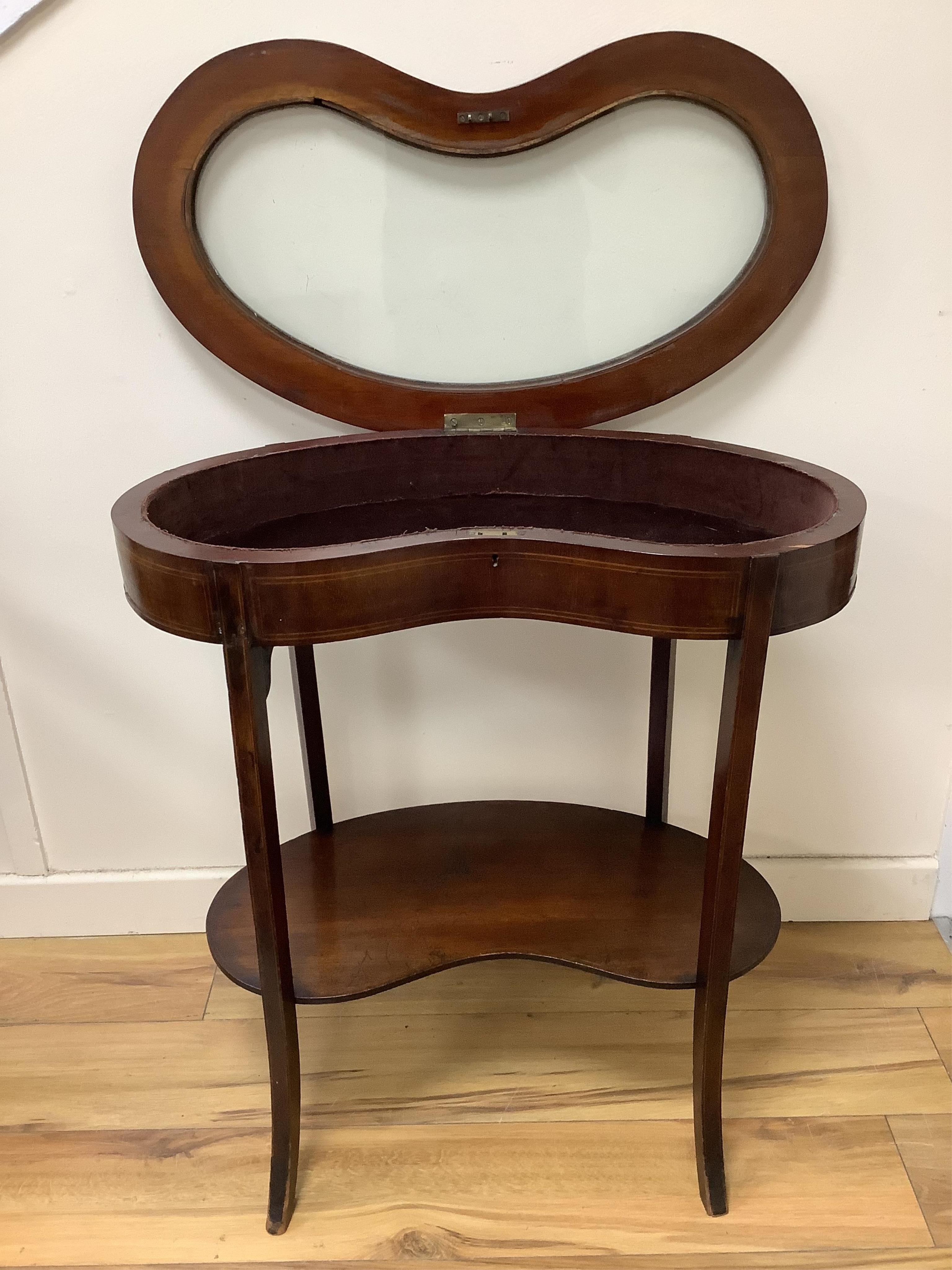 An Edwardian mahogany kidney shaped bijouterie table, width 68cm, depth 39cm, height 73cm. Condition - fair